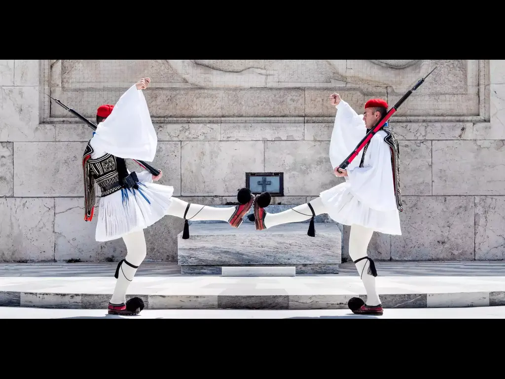 Τι συμβολίζει η στολή του Εύζωνα;